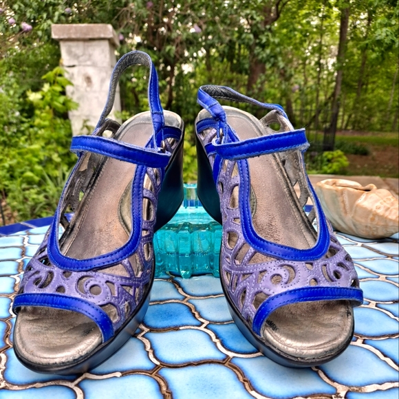 Sandals - Picture 1 of 3